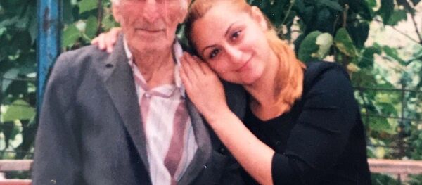 Елена Гассиева с дедом Константином Гассиевым Елена Гассиева с дедом Константином Гассиевым - Sputnik Южная Осетия