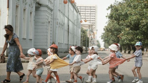Детский сад на прогулке - Sputnik Хуссар Ирыстон
