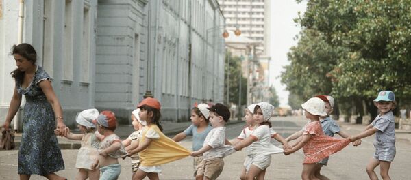 Детский сад на прогулке Детский сад на прогулке - Sputnik Хуссар Ирыстон