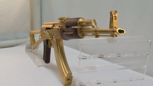 В одном из оружейных магазинов Техаса показали золотой автомат Калашникова - Sputnik Южная Осетия