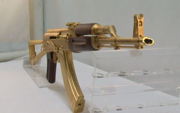 В одном из оружейных магазинов Техаса показали золотой автомат Калашникова - Sputnik Южная Осетия