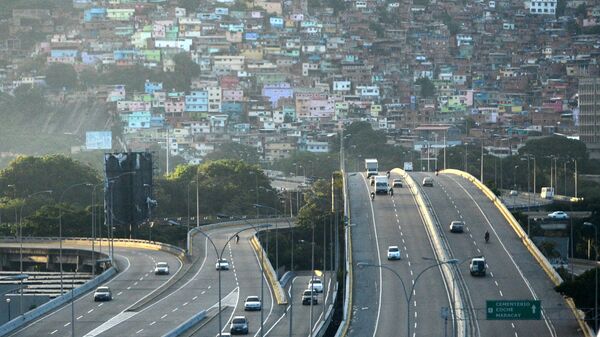 Автомобильная магистраль на фоне венесуэльской столицы Каракас - Sputnik Южная Осетия