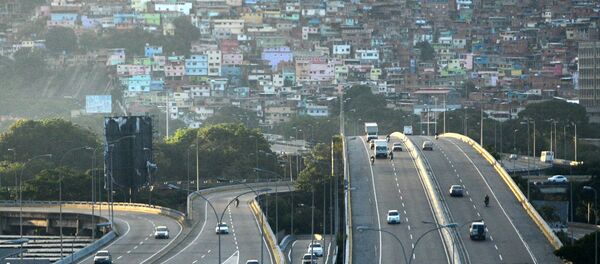 Автомобильная магистраль на фоне венесуэльской столицы Каракас Автомобильная магистраль на фоне венесуэльской столицы Каракас - Sputnik Южная Осетия