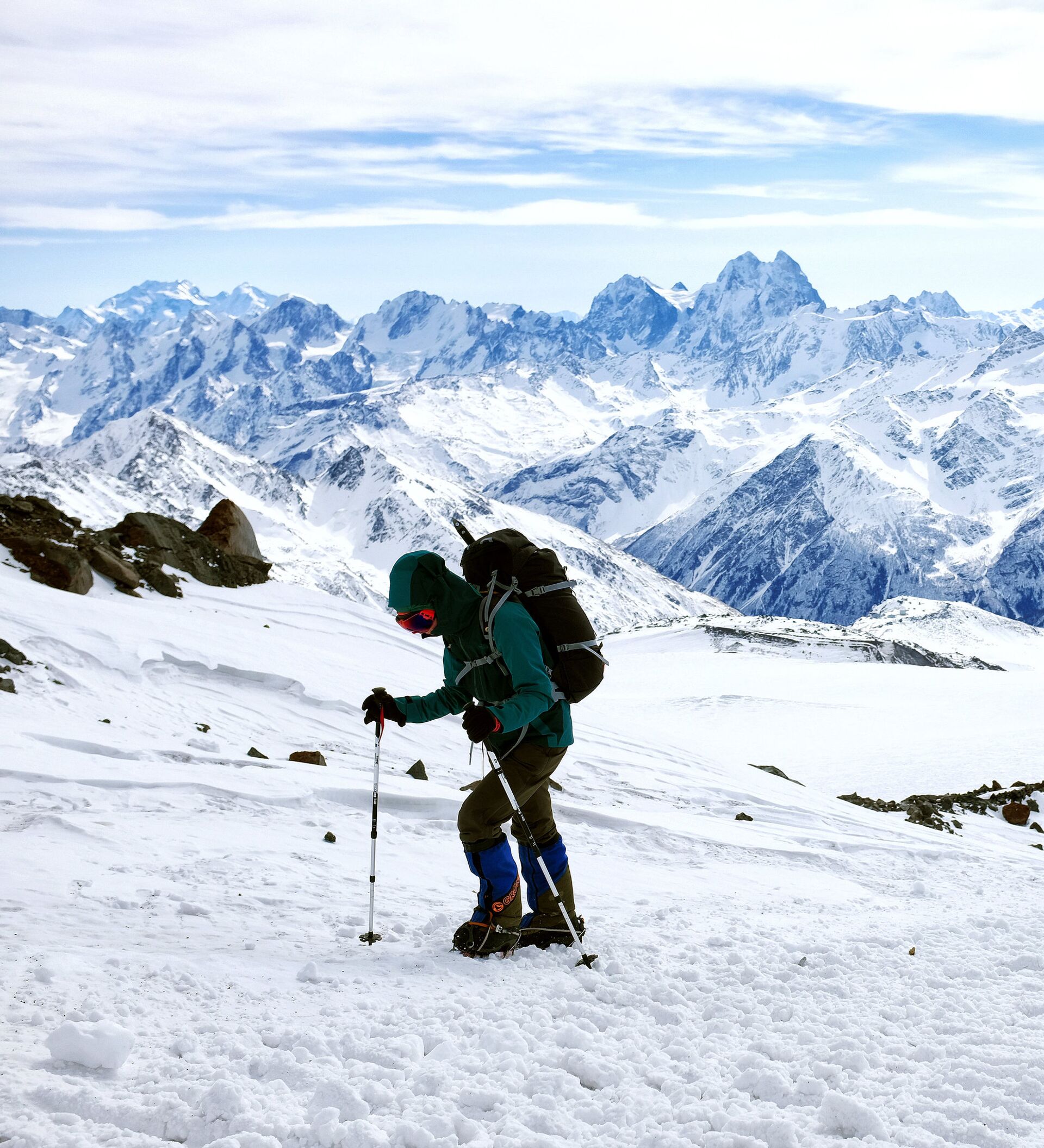 Игра со склона Альп. Горные Южные парни. Девушка на вершине горы. Эльбрус влюбленные лыжники. Эльбрус альп