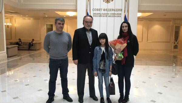 Дениза Хекилаева  с родителями в гостях у сенатора Александра Тотоонова - Sputnik Южная Осетия