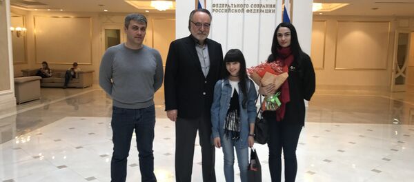 Дениза Хекилаева  с родителями в гостях у сенатора Александра Тотоонова - Sputnik Южная Осетия