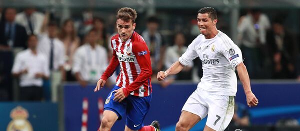 Игрок Атлетико Антуан Гризманн и игрок Реала Криштиану Роналду - Sputnik Южная Осетия