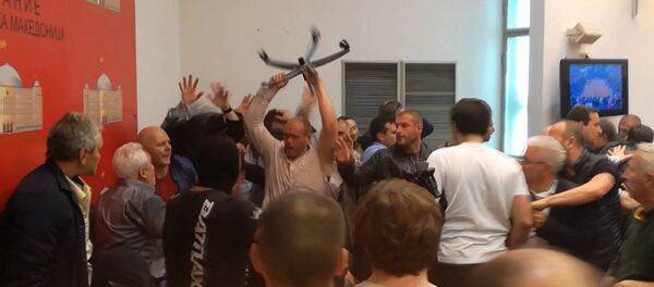 Протестующие македонцы вошли в здание парламента и устроили драку с депутатами Протестующие македонцы вошли в здание парламента и устроили драку с депутатами - Sputnik Южная Осетия