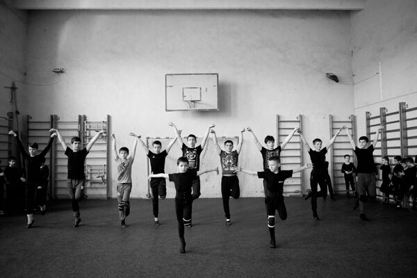Репетиции студии проходят в спортзале 2-й школы - Sputnik Южная Осетия