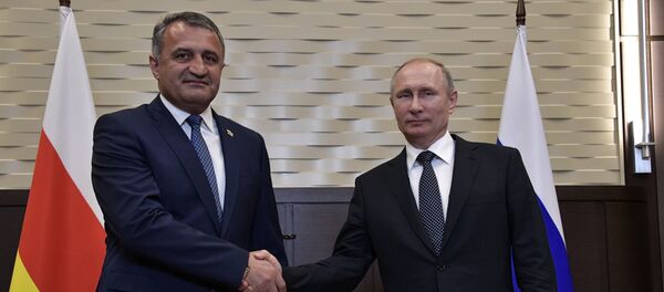 Бибылты Анатолий æмæ Владимир Путин Бибылты Анатолий æмæ Владимир Путин - Sputnik Хуссар Ирыстон