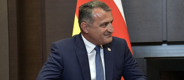 Президент РЮО Анатолий Бибилов на встрече с президентом РФ Владимиром Путиным Президент РЮО Анатолий Бибилов на встрече с президентом РФ Владимиром Путиным - Sputnik Южная Осетия