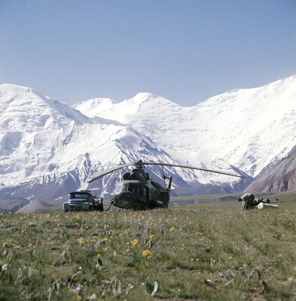 Вертолет в горах - Sputnik Южная Осетия