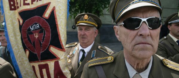 Ветераны Украинской повстанческой армии (УПА) во время празднования Дня Героев у памятника Степану Бандере в центре Львова Ветераны Украинской повстанческой армии (УПА) во время празднования Дня Героев у памятника Степану Бандере в центре Львова - Sputnik Южная Осетия