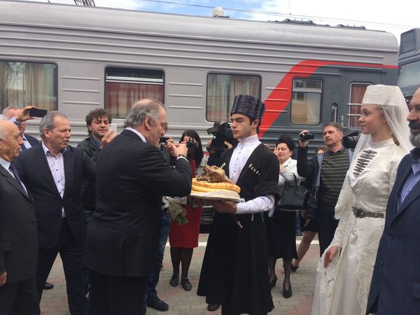 Валерия Гергиева приветствовали тремя пирогами, осетинским пивом и молитвою старшего - Sputnik Южная Осетия