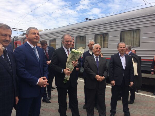 Глава Северной Осетии приехал на железнодорожный вокзал, чтобы поздравить Валерия Гергиева с прибытием на малую родину - Sputnik Южная Осетия