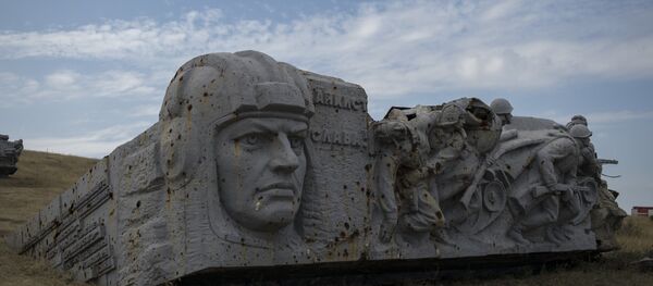 Руины мемориала на кургане Саур-Могила в ДНР Руины мемориала на кургане Саур-Могила в ДНР - Sputnik Южная Осетия