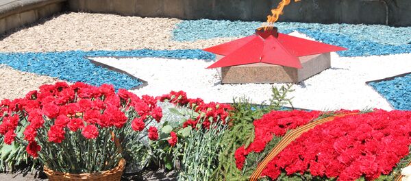 Возложение Гирлянды славы к Вечному огню Возложение Гирлянды славы к Вечному огню - Sputnik Южная Осетия