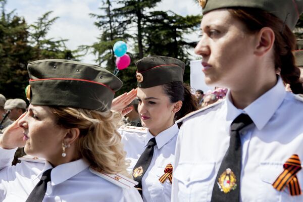 В параде участвует расчет женщин-военнослужащих Минобороны Южной Осетии - Sputnik Южная Осетия