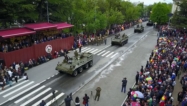 Грады и коробки: в Цхинвале прошел военный парад - Sputnik Южная Осетия