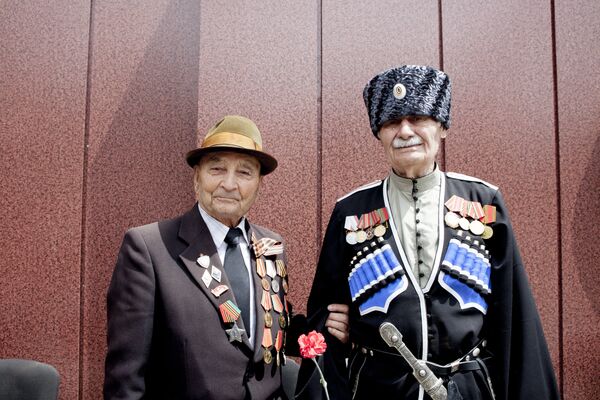 На нынешних защитников Родины с гордостью смотрят ветераны - Sputnik Южная Осетия