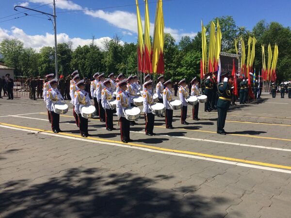 В парадном расчете приняли участие юные барабанщики - Sputnik Южная Осетия