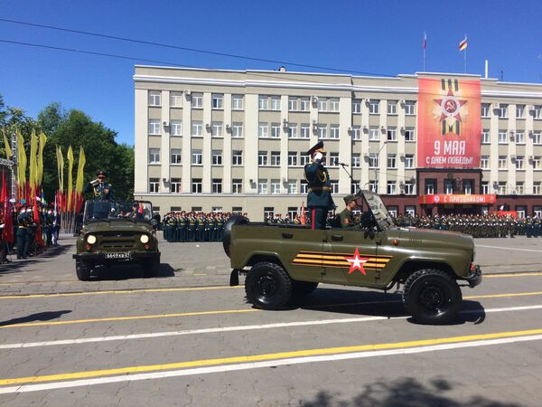Командующий 58-й армии Евгений Никифоров объехал парадный расчёт и поздравил личный состав с великим праздником - Sputnik Южная Осетия