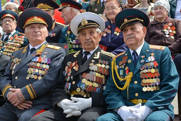 Ветераны Великой Отечественной пришли на главную площадь Владикавказа, чтобы отпраздновать великий праздник Победы - Sputnik Южная Осетия