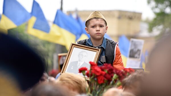 Участник акции Бессмертный полк в Киеве - Sputnik Южная Осетия