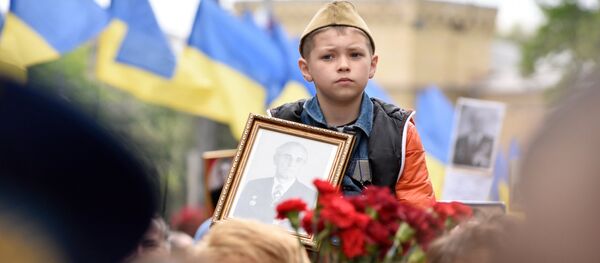 Участник акции Бессмертный полк в Киеве Участник акции Бессмертный полк в Киеве - Sputnik Южная Осетия