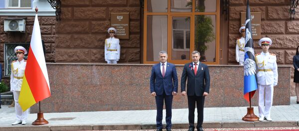 Президенты ДНР и РЮО Александр Захарченко и Анатолий Бибилов Президенты ДНР и РЮО Александр Захарченко и Анатолий Бибилов - Sputnik Южная Осетия