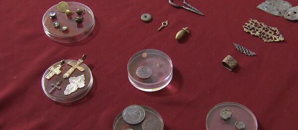 Археологи показали найденные  монеты эпохи Ивана Грозного Археологи показали найденные  монеты эпохи Ивана Грозного - Sputnik Южная Осетия