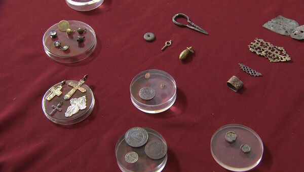 Археологи показали найденные  монеты эпохи Ивана Грозного - Sputnik Южная Осетия