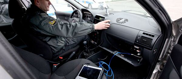 Сотрудник УВД осваивает систему доступа к базе данных - Sputnik Южная Осетия