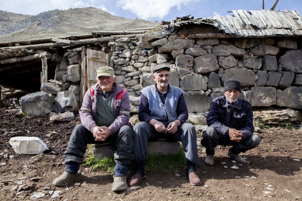 Уставшие, но доброжелательные жители селения Эдис - Sputnik Южная Осетия