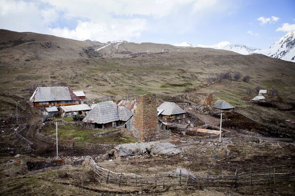В Эрмане до сих пор сохранились древние башни, склепы и сакли - Sputnik Южная Осетия
