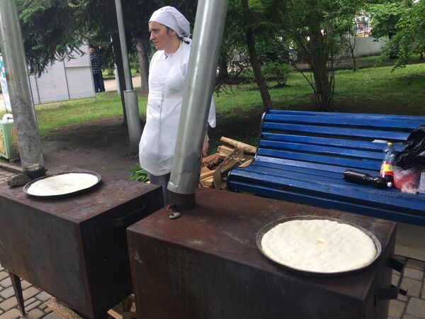 Желающие могли испробовать осетинские пироги, приготовленные в печах - Sputnik Южная Осетия