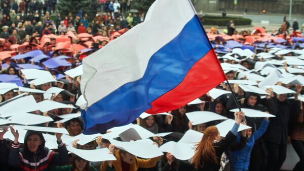 Молодые люди развернули живой флаг РФ во время флешмоба Горжусь Россией! - Sputnik Южная Осетия