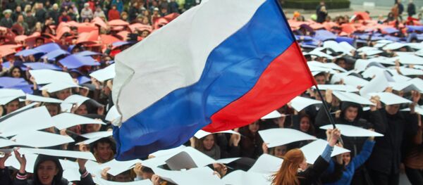 Молодые люди развернули живой флаг РФ во время флешмоба Горжусь Россией! Молодые люди развернули живой флаг РФ во время флешмоба Горжусь Россией! - Sputnik Южная Осетия