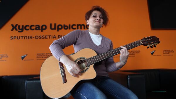 Инна Гучмазова исполняет песню Цæмæн... - Sputnik Южная Осетия