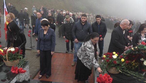Тысяча жителей Южной Осетии принесли цветы к памятнику жертв Зарской трагедии - Sputnik Южная Осетия