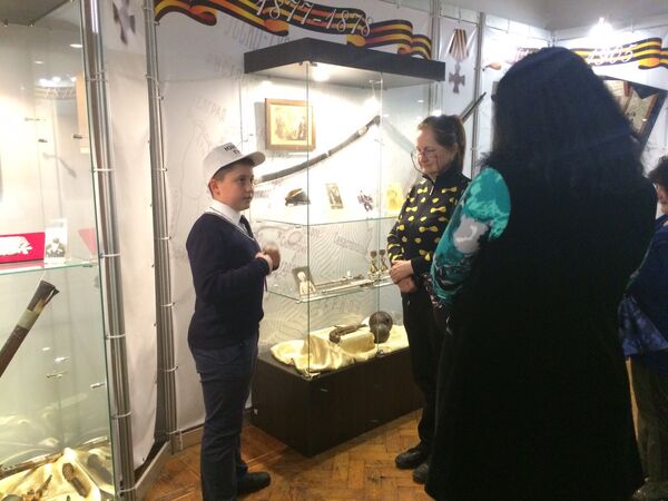 Юный гид проводит экскурсию для гостей музея. - Sputnik Южная Осетия