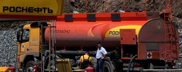 Работа автозаправочной станции компании Роснефть Работа автозаправочной станции компании Роснефть - Sputnik Южная Осетия