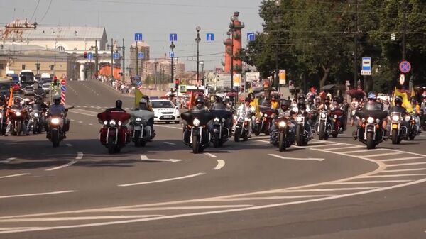 СПУТНИК_Тысячи байкеров промчались по улицам Петербурга. Кадры мотопарада Harley Days - Sputnik Южная Осетия