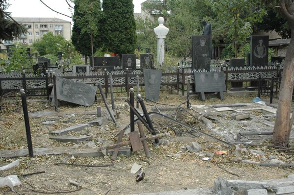 Мемориальное кладбище во дворе 5 школы, на котором похоронены жертвы предыдущих витков грузинской агрессии, в 2008. - Sputnik Южная Осетия