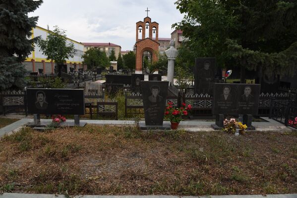 Разрушенные надгробные плиты восстановлены родственниками покоящихся. - Sputnik Южная Осетия