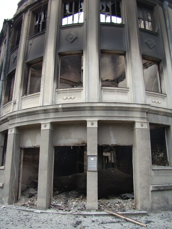 Здание парламента в 2008 году сгорело. - Sputnik Южная Осетия