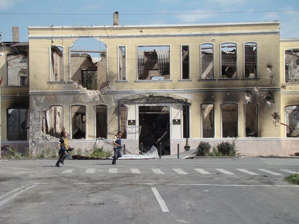 Сожженное здание университета стало одним из символов военного Цхинвала. - Sputnik Южная Осетия