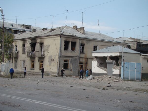 По подсчетам мэрии города было разрушено около 500 частных домов, 3000 повреждено. - Sputnik Южная Осетия
