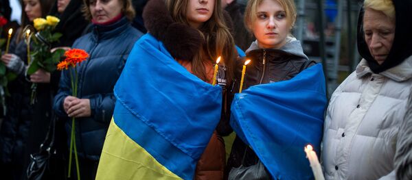 Участница акции во время проведения траурных мероприятий в День памяти жертв Голодомора Участница акции во время проведения траурных мероприятий в День памяти жертв Голодомора - Sputnik Южная Осетия