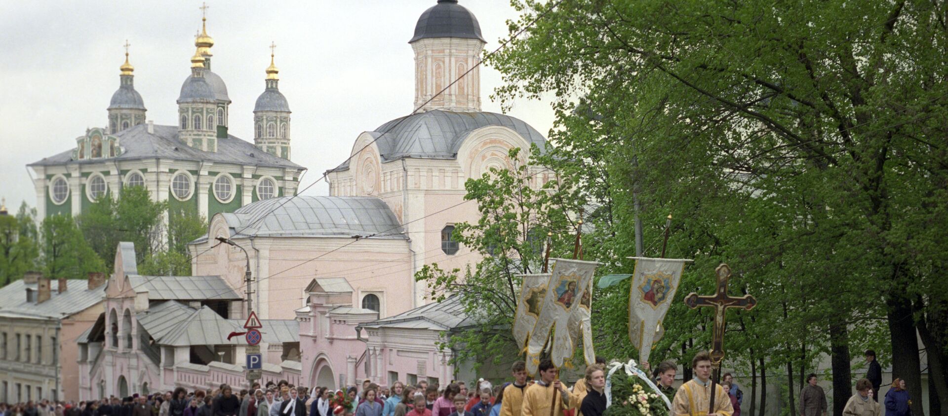 Крестный ход в день Святой Троицы - Sputnik Южная Осетия, 1920, 04.06.2020